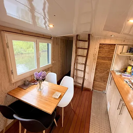 Bateau Avec Jacuzzi Aux Portes De